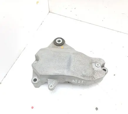 Mercedes-Benz CLA C117 X117 W117 Engine mounting bracket A2702230002