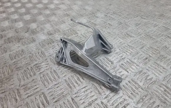 Engine mounting bracket