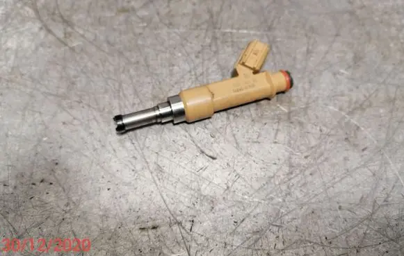 Toyota Avensis T270 Fuel injector 232500T030