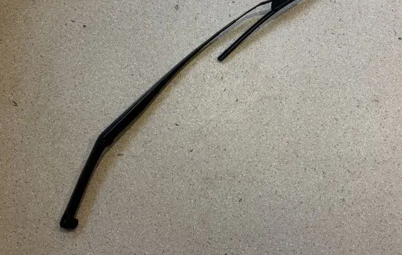 Front wiper blade arm