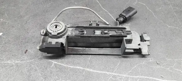 Audi A3 S3 8L Front door exterior handle/bracket 