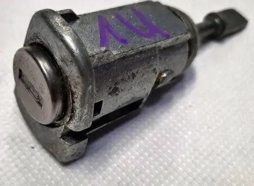 Skoda Octavia Mk1 (1U) Front door lock 1U0837167