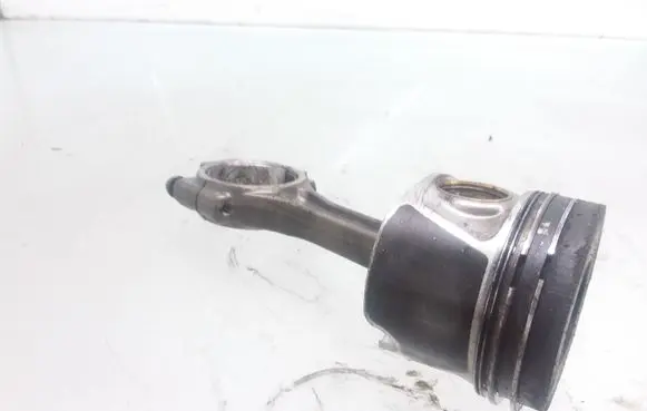 Volkswagen PASSAT B6 Piston with connecting rod 017160608 0733511J
