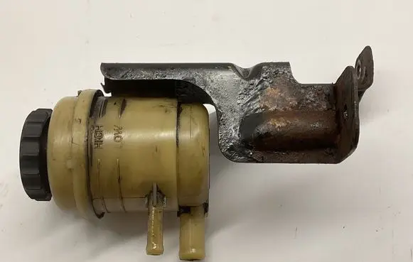 KIA Sorento Brake fluid reservoir 