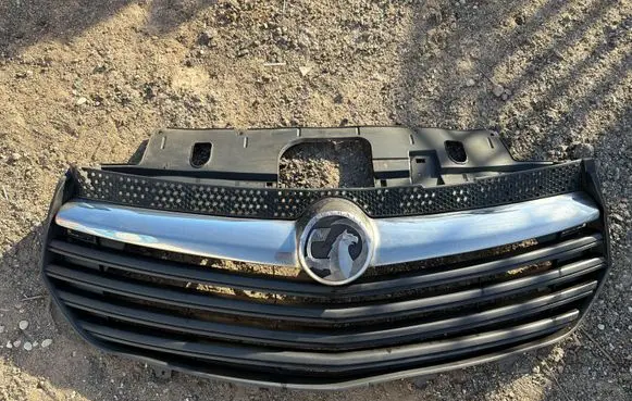 Opel Vivaro Front bumper upper radiator grill 623104066R