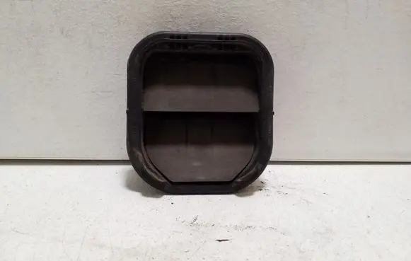 Fiat 500L Quarter panel pressure vent 
