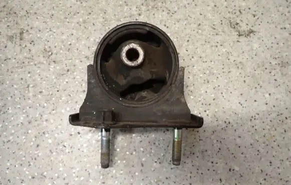 Engine mount vacuum valve