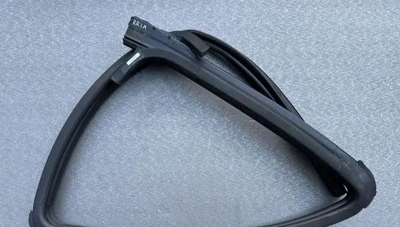 Nissan King Cab, Navara Rubber seal rear door window/glass 823312S712