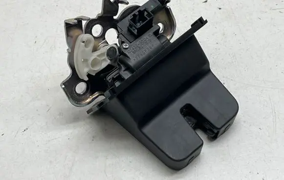 Skoda Octavia Mk3 (5E) Tailgate/trunk/boot lock/catch/latch 8R0827505 102432300415