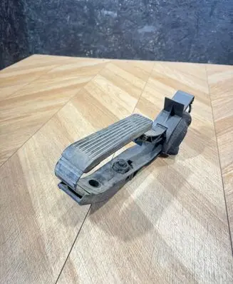 Mercedes-Benz E W211 Accelerator throttle pedal A2113000404