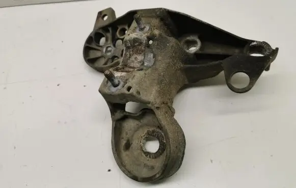 Audi A4 S4 B7 8E 8H Engine mounting bracket 8E0199351