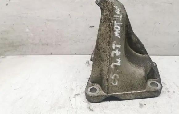 Engine mounting bracket
