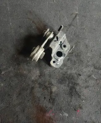 Nissan Qashqai Engine mounting bracket