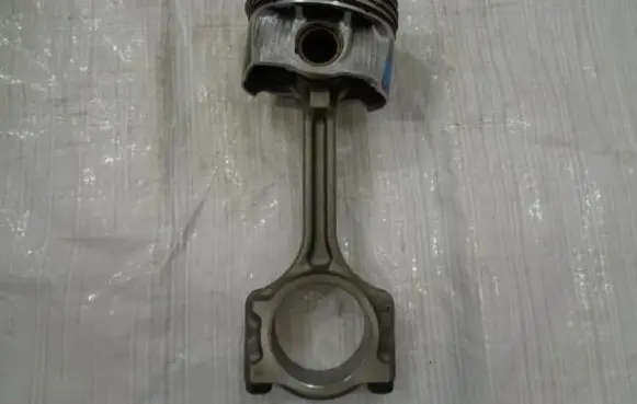 Renault Clio V Piston with connecting rod