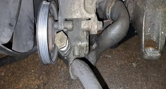 Volkswagen PASSAT B5 Power steering pump 