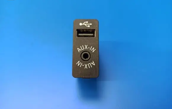 BMW X4 F26 AUX in-socket connector 841026660703 26660703 266607