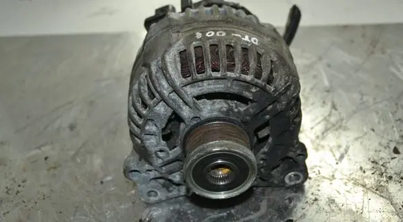 Volkswagen Scirocco Generator/alternator 03C903023A 0124525093
