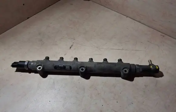 Volvo S80 Fuel main line pipe 8658252 004929 004929L