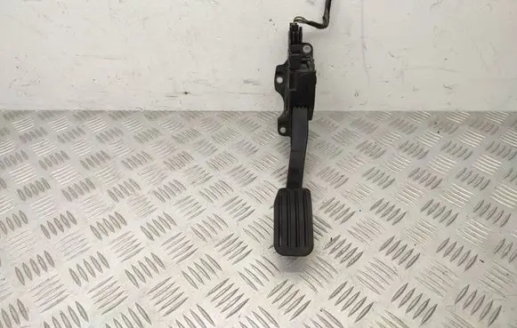 Accelerator throttle pedal