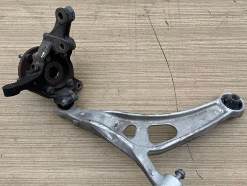 Front wheel hub spindle knuckle