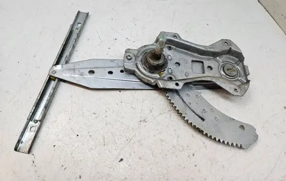 Nissan Note (E11) Rear door manual window regulator 