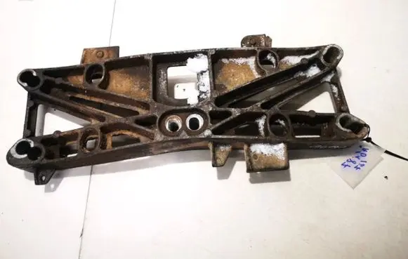Chrysler 300 - 300C Engine mounting bracket