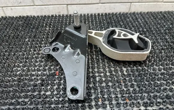 Citroen DS3 Engine mount bracket 9653634080C