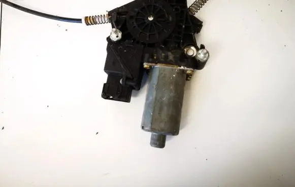Peugeot 406 Front door window regulator motor 0130821674