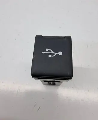Toyota RAV 4 (XA50) USB socket connector 8619042031