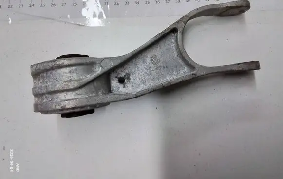 Porsche Macan (95B) Engine mounting bracket 95B199331