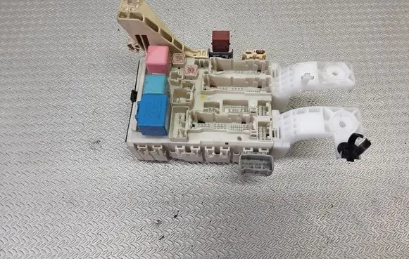 Toyota Yaris Fuse module 827300D260