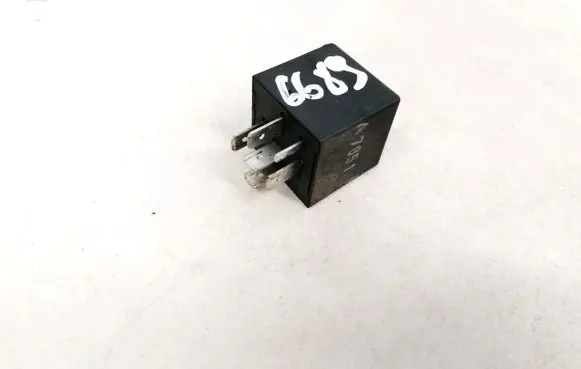 Volkswagen PASSAT B3 Other relay 111953227D