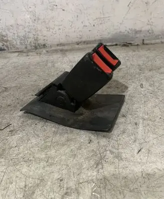 Mini One - Cooper R50 - 53 Rear seatbelt buckle