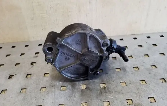 Mazda 3 II Vacuum pump D1562B