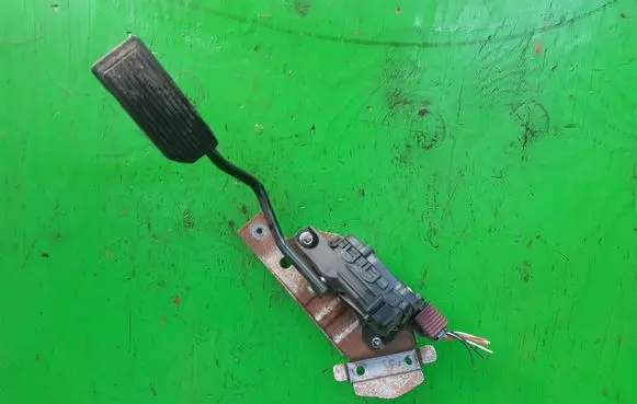 Nissan Almera N16 Accelerator throttle pedal 18002AU410