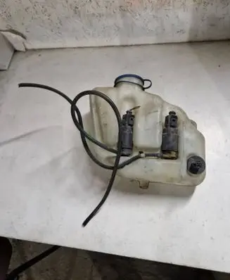 Windshield washer fluid reservoir/tank
