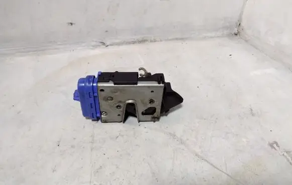 Audi A4 S4 B5 8D Rear door lock 8D0839015A