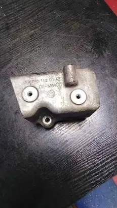 Engine mounting bracket