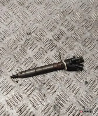 Volvo S60 Fuel injector 31303238