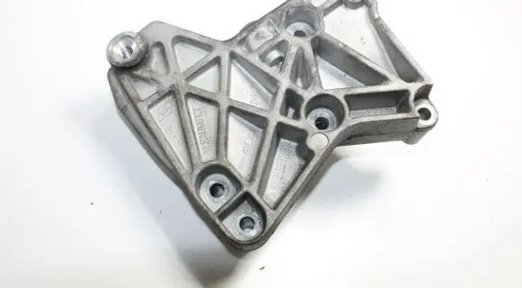 Nissan Qashqai Engine mounting bracket 8200633253