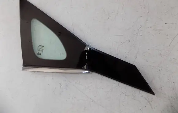 Nissan Qashqai J12 Rear side window
