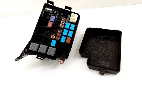 Toyota RAV 4 (XA40) Fuse box set 75903W