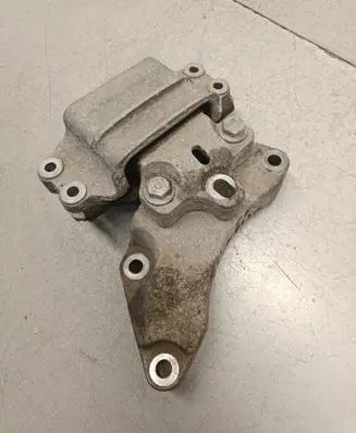Audi Q3 8U Engine mount bracket