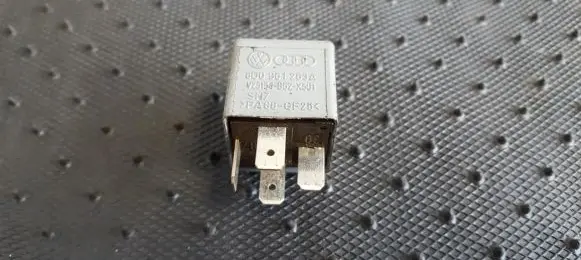 Volkswagen PASSAT B5 Other relay 8D0951253A V23134-B52-X301