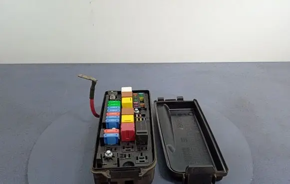 Opel Vectra C Fuse box set 93177458