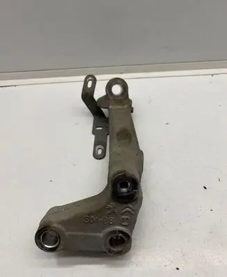 Peugeot 5008 II Engine mount bracket S048B