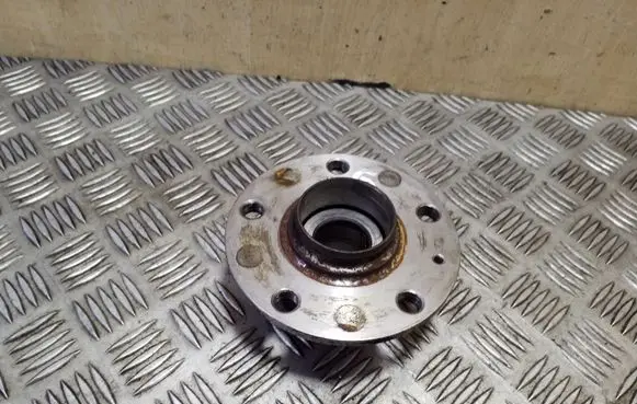 Rear wheel hub