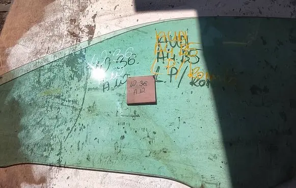Audi A4 S4 B5 8D Front door window glass four-door 43R007023