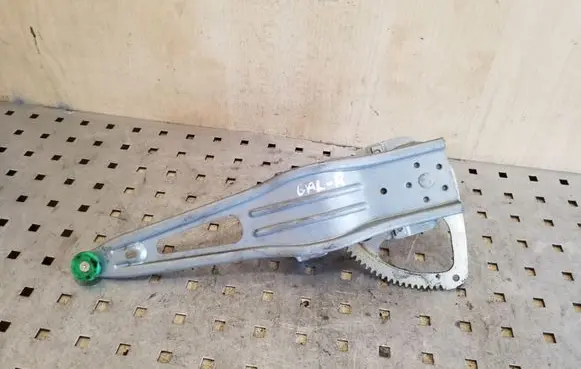 Rear door manual window regulator