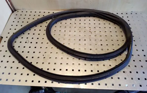 Opel Astra J Front door rubber seal 13259929
